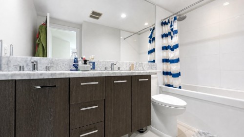 1805-3093 Windsor Gate, Coquitlam, BC - Indoor Photo Showing Bathroom