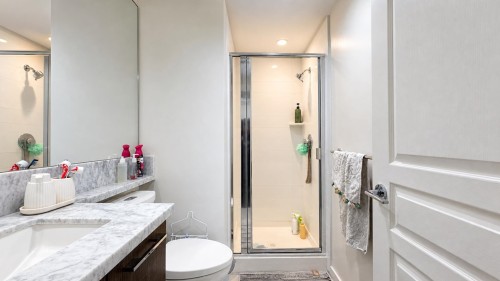 1805-3093 Windsor Gate, Coquitlam, BC - Indoor Photo Showing Bathroom