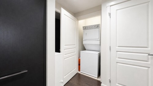 1805-3093 Windsor Gate, Coquitlam, BC - Indoor Photo Showing Laundry Room