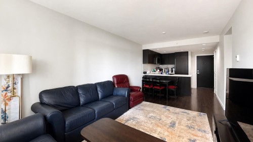 1805-3093 Windsor Gate, Coquitlam, BC - Indoor Photo Showing Living Room
