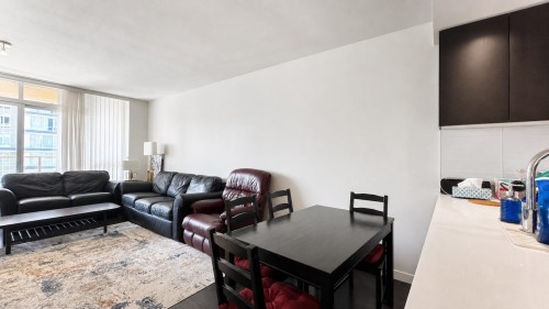 1805-3093 Windsor Gate, Coquitlam, BC - Indoor Photo Showing Living Room