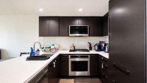 1805-3093 Windsor Gate, Coquitlam, BC - Indoor Photo Showing Kitchen With Double Sink With Upgraded Kitchen