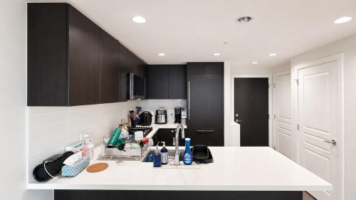 1805-3093 Windsor Gate, Coquitlam, BC - Indoor Photo Showing Other Room