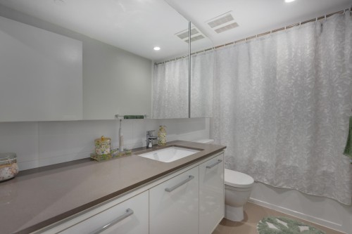 2601-680 Seylynn Crescent, North Vancouver, BC - Indoor Photo Showing Bathroom