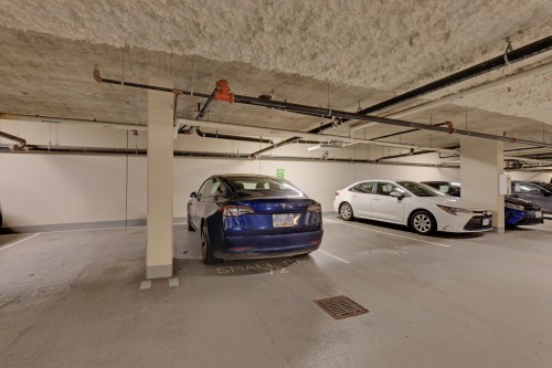 2601-680 Seylynn Crescent, North Vancouver, BC - Indoor Photo Showing Garage