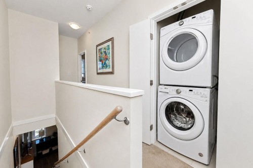 5902 Beachgate Lane, Sechelt, BC - Indoor Photo Showing Laundry Room