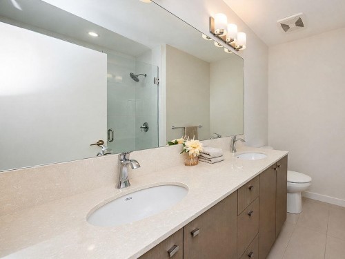 5902 Beachgate Lane, Sechelt, BC - Indoor Photo Showing Bathroom