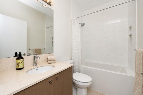 5902 Beachgate Lane, Sechelt, BC - Indoor Photo Showing Bathroom