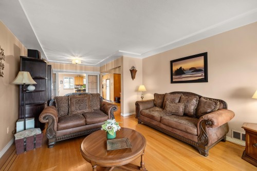2515 45Th Avenue E, Vancouver, BC - Indoor Photo Showing Living Room