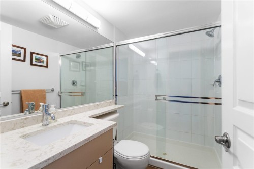 307-9298 University Crescent, Burnaby, BC - Indoor Photo Showing Bathroom