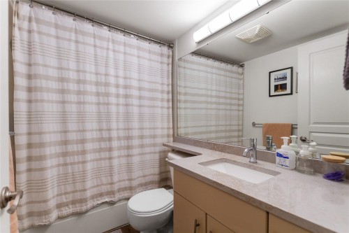 307-9298 University Crescent, Burnaby, BC - Indoor Photo Showing Bathroom