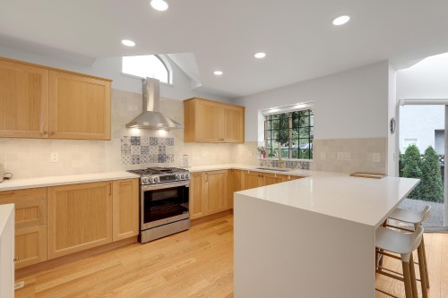 907 Sprice Avenue, Coquitlam, BC - Indoor Photo Showing Kitchen With Upgraded Kitchen