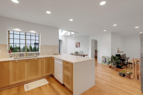 907 Sprice Avenue, Coquitlam, BC - Indoor Photo Showing Kitchen