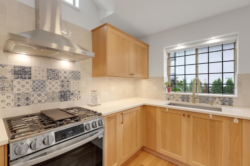 907 Sprice Avenue, Coquitlam, BC - Indoor Photo Showing Kitchen With Upgraded Kitchen