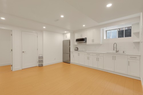 907 Sprice Avenue, Coquitlam, BC - Indoor Photo Showing Kitchen