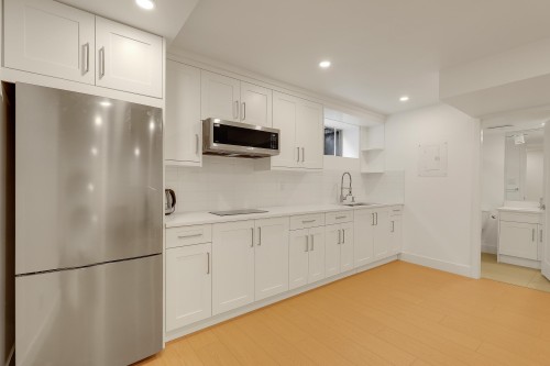 907 Sprice Avenue, Coquitlam, BC - Indoor Photo Showing Kitchen