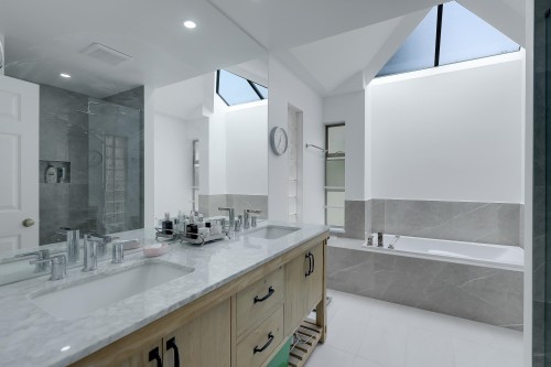 907 Sprice Avenue, Coquitlam, BC - Indoor Photo Showing Bathroom