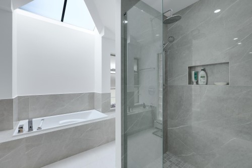 907 Sprice Avenue, Coquitlam, BC - Indoor Photo Showing Bathroom
