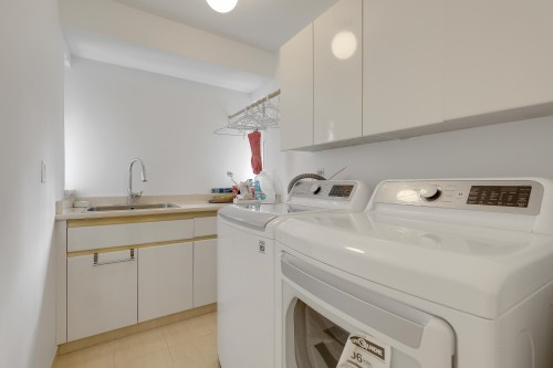 907 Sprice Avenue, Coquitlam, BC - Indoor Photo Showing Laundry Room