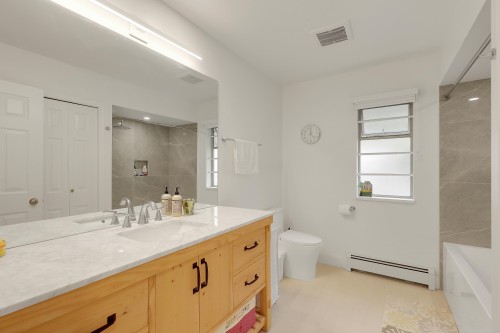 907 Sprice Avenue, Coquitlam, BC - Indoor Photo Showing Bathroom
