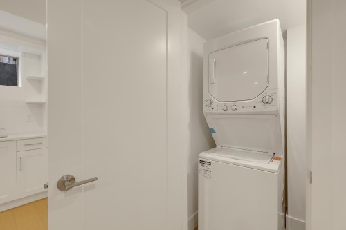907 Sprice Avenue, Coquitlam, BC - Indoor Photo Showing Laundry Room