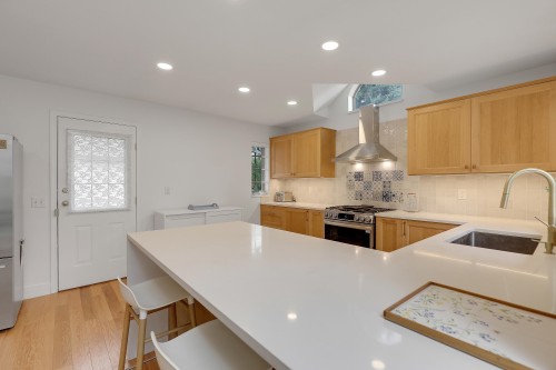 907 Sprice Avenue, Coquitlam, BC - Indoor Photo Showing Kitchen With Upgraded Kitchen