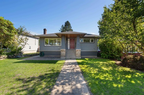 409 27th Street W North Vancouver, BC V7N 2H7