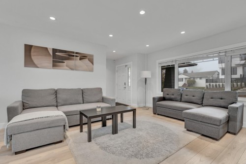 409 27Th Street W, North Vancouver, BC - Indoor Photo Showing Living Room