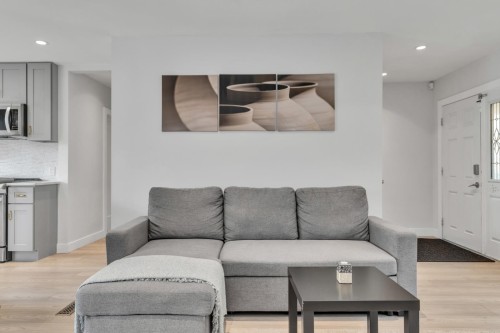 409 27Th Street W, North Vancouver, BC - Indoor Photo Showing Living Room