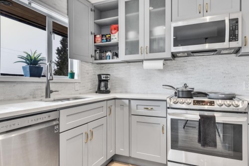 409 27Th Street W, North Vancouver, BC - Indoor Photo Showing Kitchen With Upgraded Kitchen