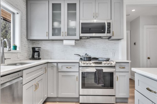 409 27Th Street W, North Vancouver, BC - Indoor Photo Showing Kitchen With Upgraded Kitchen