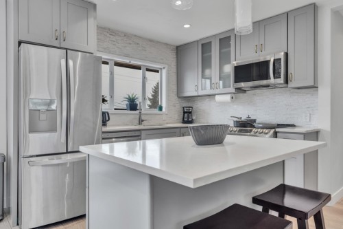 409 27Th Street W, North Vancouver, BC - Indoor Photo Showing Kitchen With Upgraded Kitchen
