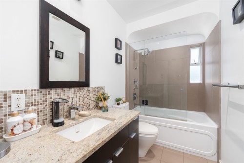 409 27Th Street W, North Vancouver, BC - Indoor Photo Showing Bathroom
