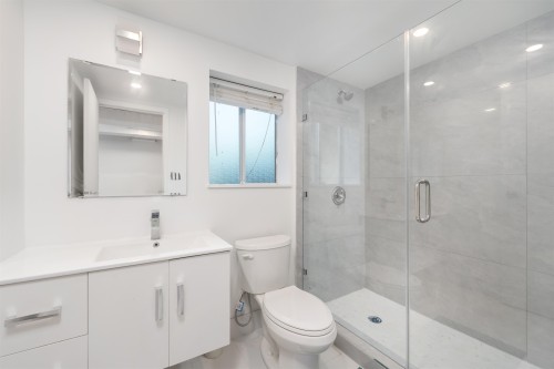 409 27Th Street W, North Vancouver, BC - Indoor Photo Showing Bathroom