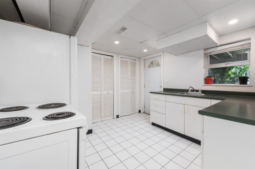 409 27Th Street W, North Vancouver, BC - Indoor Photo Showing Kitchen