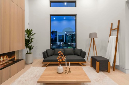1066 Fulton Avenue, West Vancouver, BC - Indoor With Fireplace