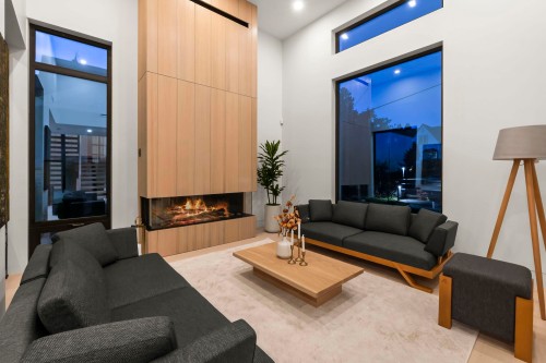 1066 Fulton Avenue, West Vancouver, BC - Indoor Photo Showing Living Room With Fireplace