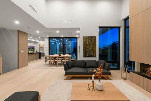 1066 Fulton Avenue, West Vancouver, BC - Indoor With Fireplace