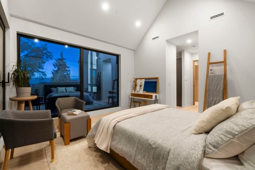 1066 Fulton Avenue, West Vancouver, BC - Indoor Photo Showing Bedroom