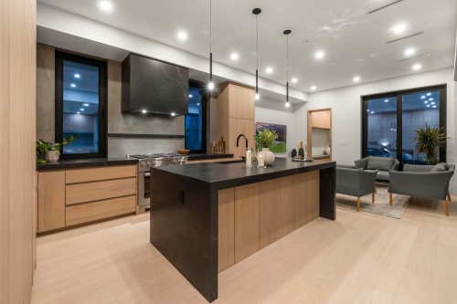 1066 Fulton Avenue, West Vancouver, BC - Indoor Photo Showing Kitchen With Upgraded Kitchen