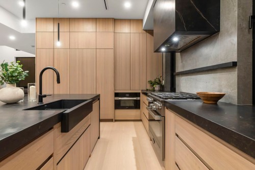 1066 Fulton Avenue, West Vancouver, BC - Indoor Photo Showing Kitchen