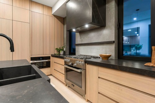 1066 Fulton Avenue, West Vancouver, BC - Indoor Photo Showing Kitchen