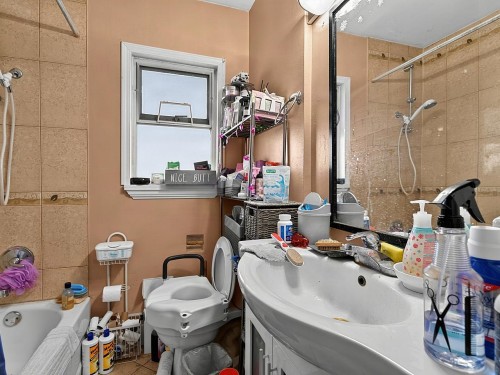 8247 10Th Avenue, Burnaby, BC - Indoor Photo Showing Bathroom
