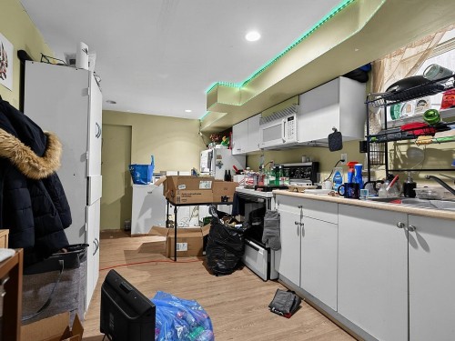 8247 10Th Avenue, Burnaby, BC - Indoor
