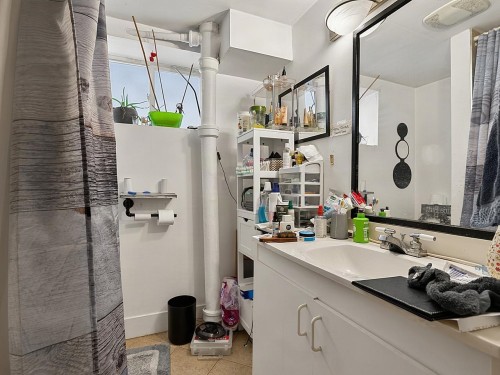 8247 10Th Avenue, Burnaby, BC - Indoor Photo Showing Bathroom