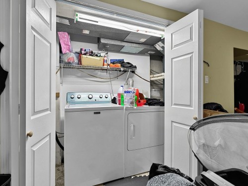 8247 10Th Avenue, Burnaby, BC - Indoor Photo Showing Laundry Room