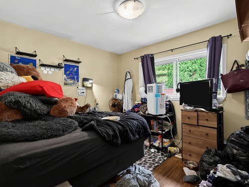 8247 10Th Avenue, Burnaby, BC - Indoor Photo Showing Bedroom