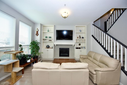 24442 113 Avenue, Maple Ridge, BC - Indoor Photo Showing Living Room With Fireplace