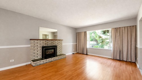 1798 Heather Avenue, Port Coquitlam, BC - Indoor Photo Showing Living Room With Fireplace