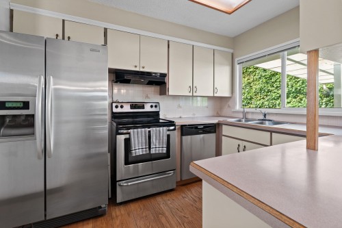 3455 Highland Boulevard, North Vancouver, BC - Indoor Photo Showing Kitchen With Double Sink